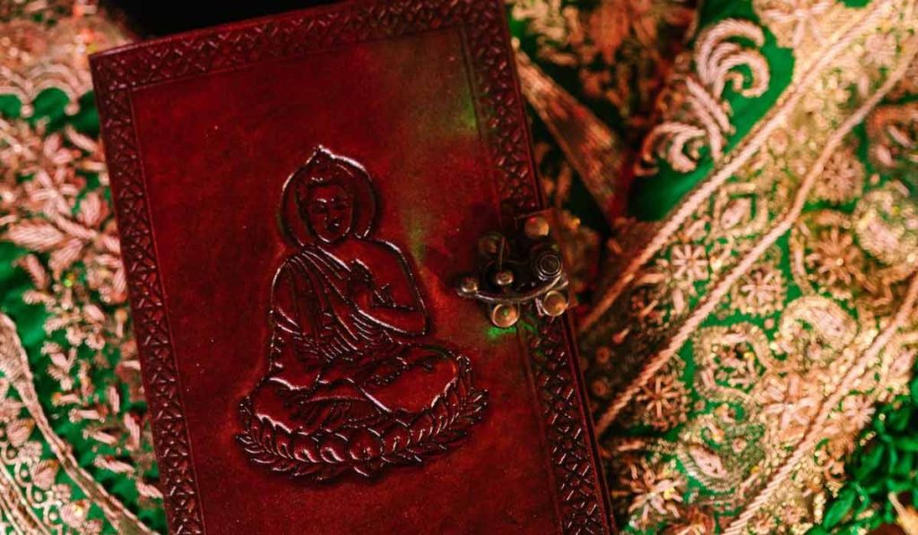 Libro con portada de buda para aprender a meditar